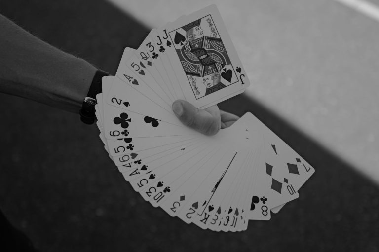 QQPOKER手机版德州扑克玩法：新手3分钟看懂规则与牌型