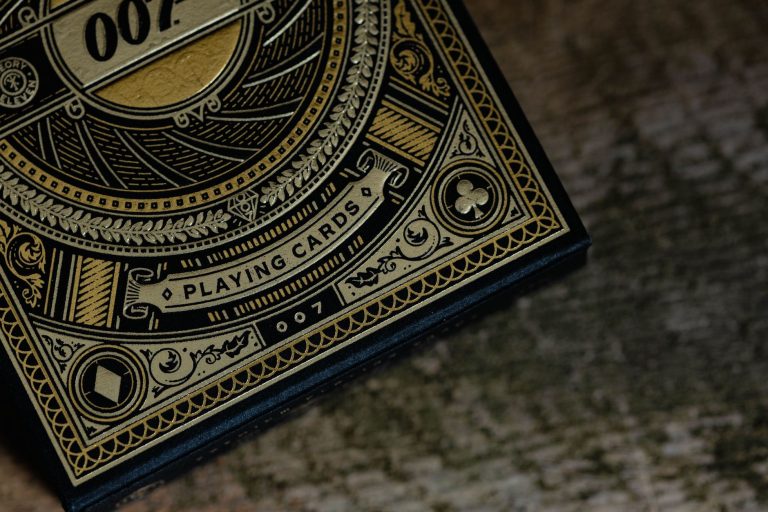 QQPOKER德州扑克位置策略：翻牌前后不同位置的下注技巧入门