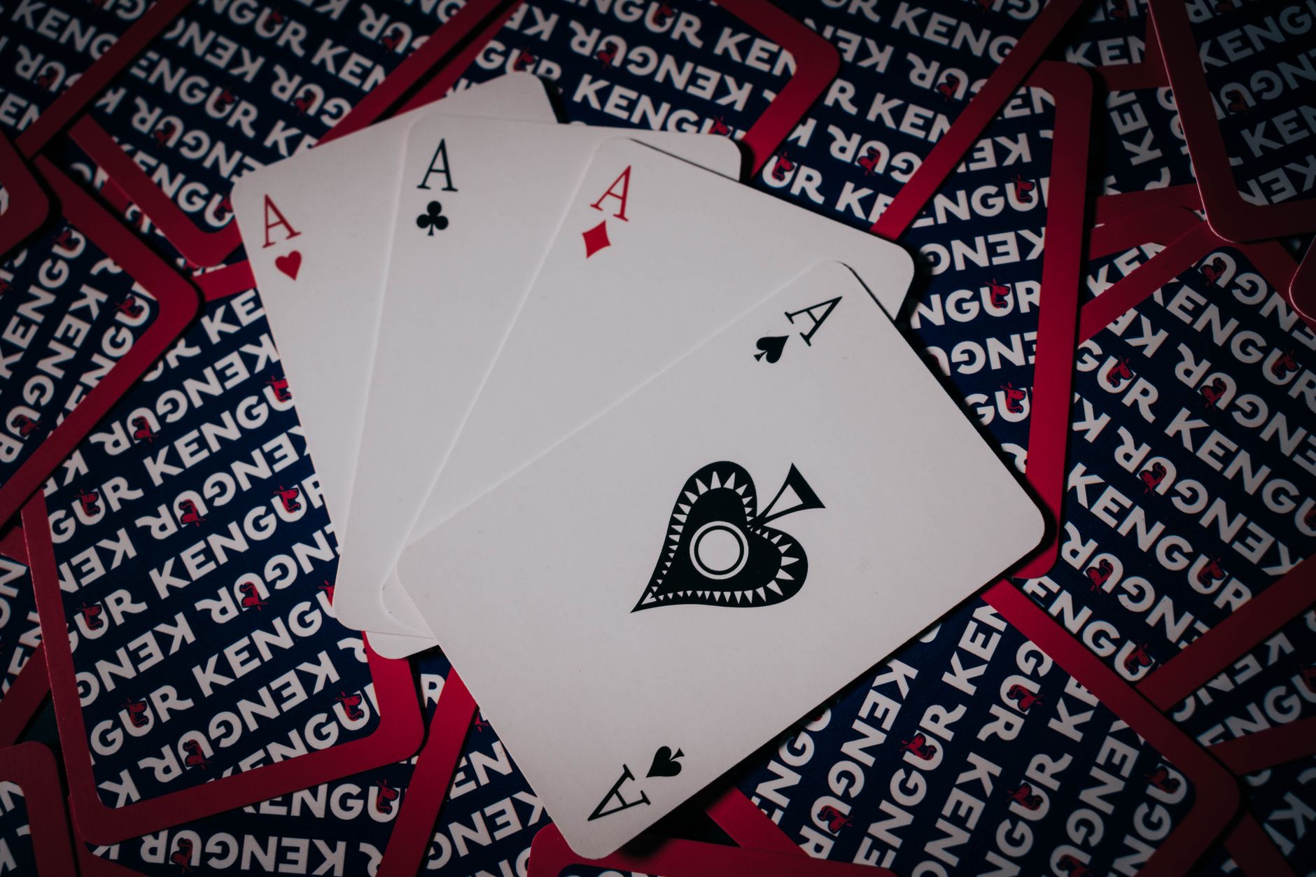 QQPOKER玩法介绍大全:从零开始掌握德州扑克规则与技巧(要点图解)