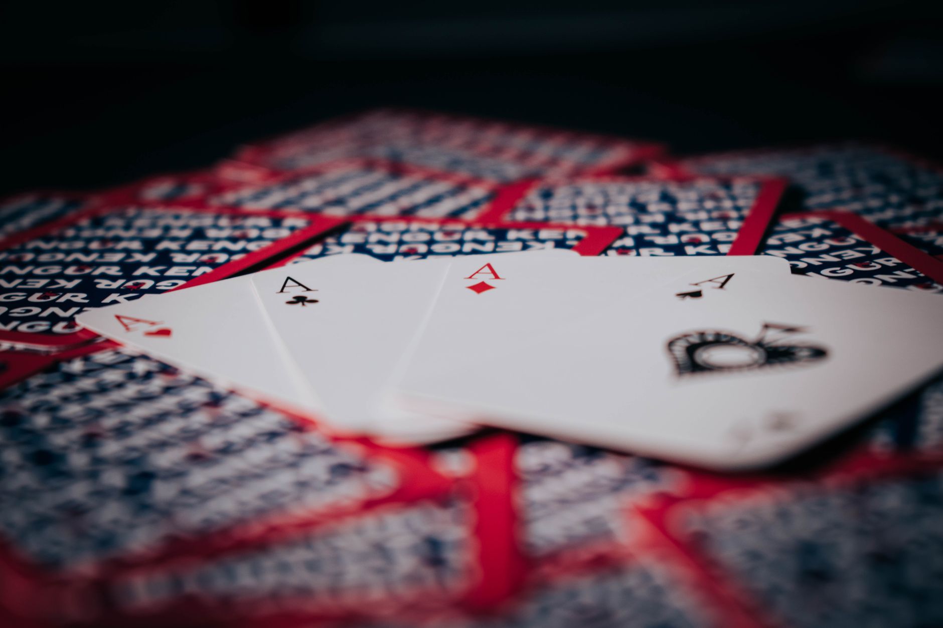 QQPOKER多桌技巧：如何在QQPOKER平台高效管理多桌游戏（实战示例）