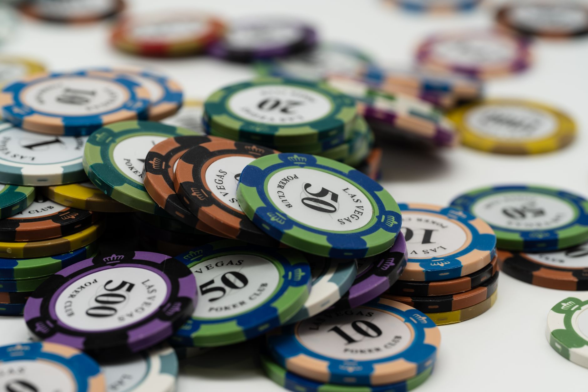 QQPOKER德州扑克位置策略：翻牌前后不同位置的下注技巧入门（实战示例）