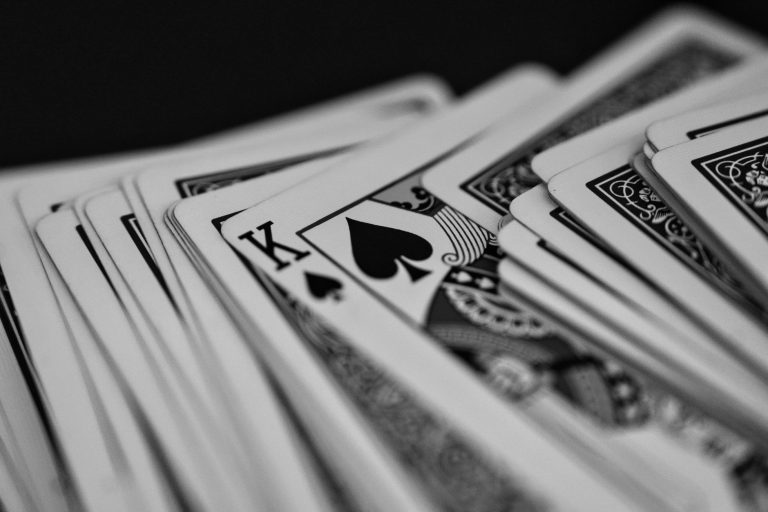 QQPOKER位置优势与偷盲策略：新手如何利用后位赢下底池