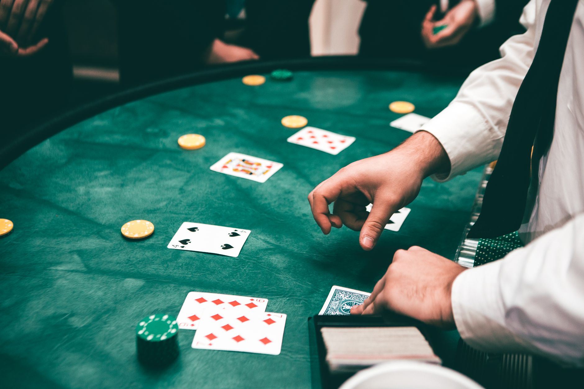 QQPOKER位置优势与偷盲策略:新手如何利用后位赢下底池(实战示例)