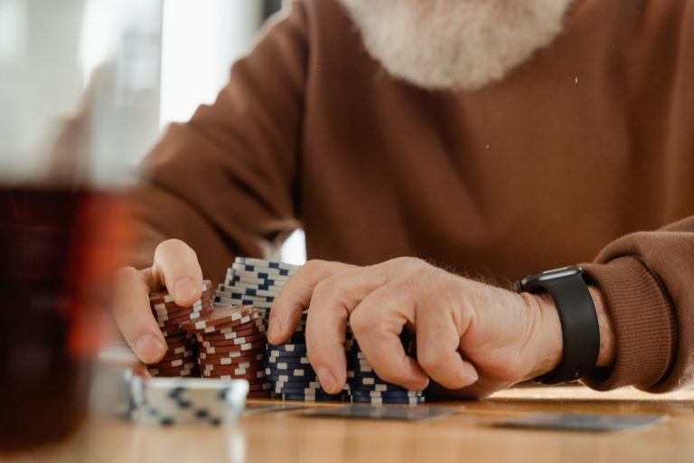QQPOKER新手如何选择比赛类型：从SNG到MTT的入门指南