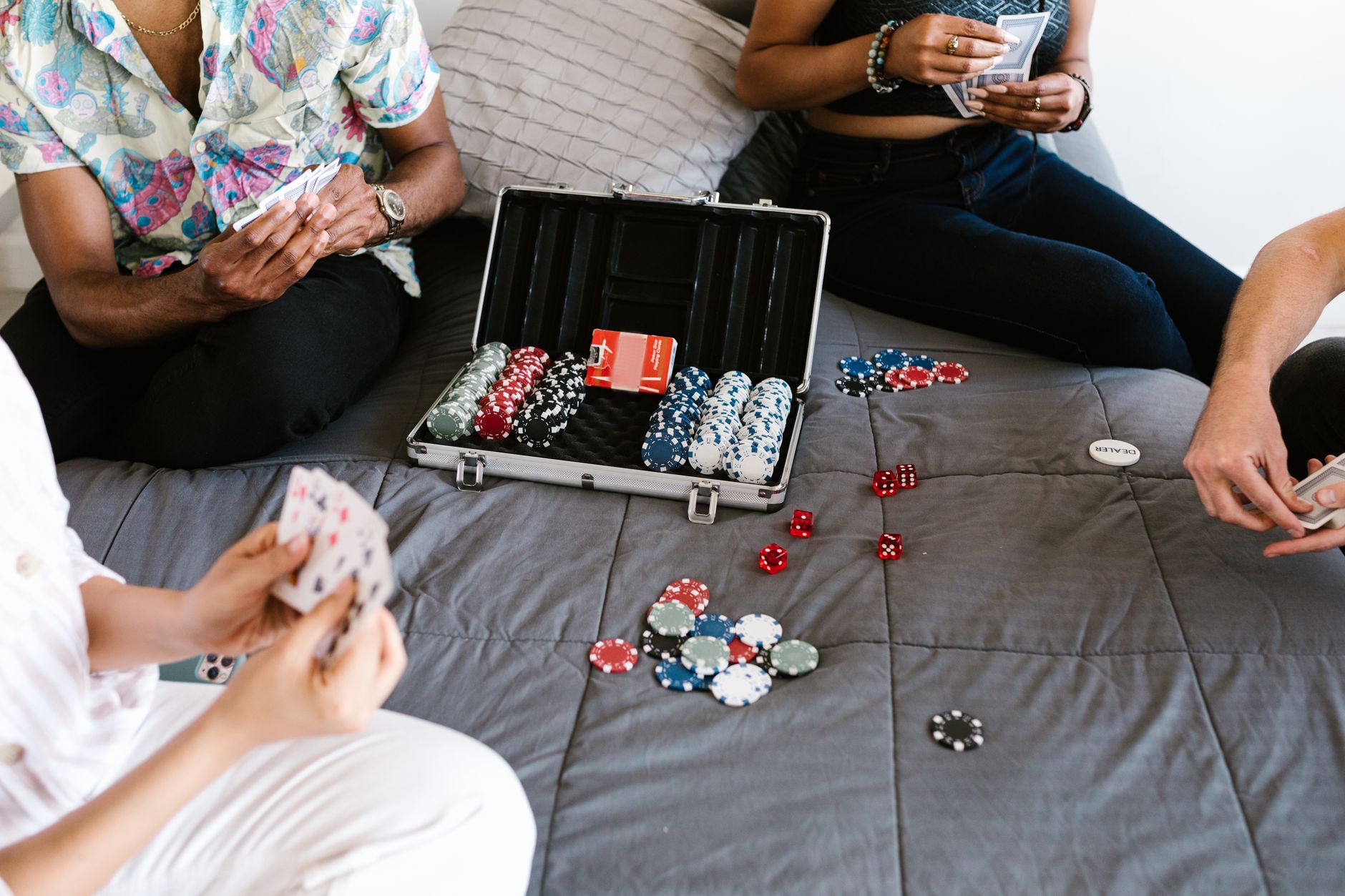 【技巧分享】QQPOKER锦标赛新手入门:从盲注结构到终桌策略(要点图解)