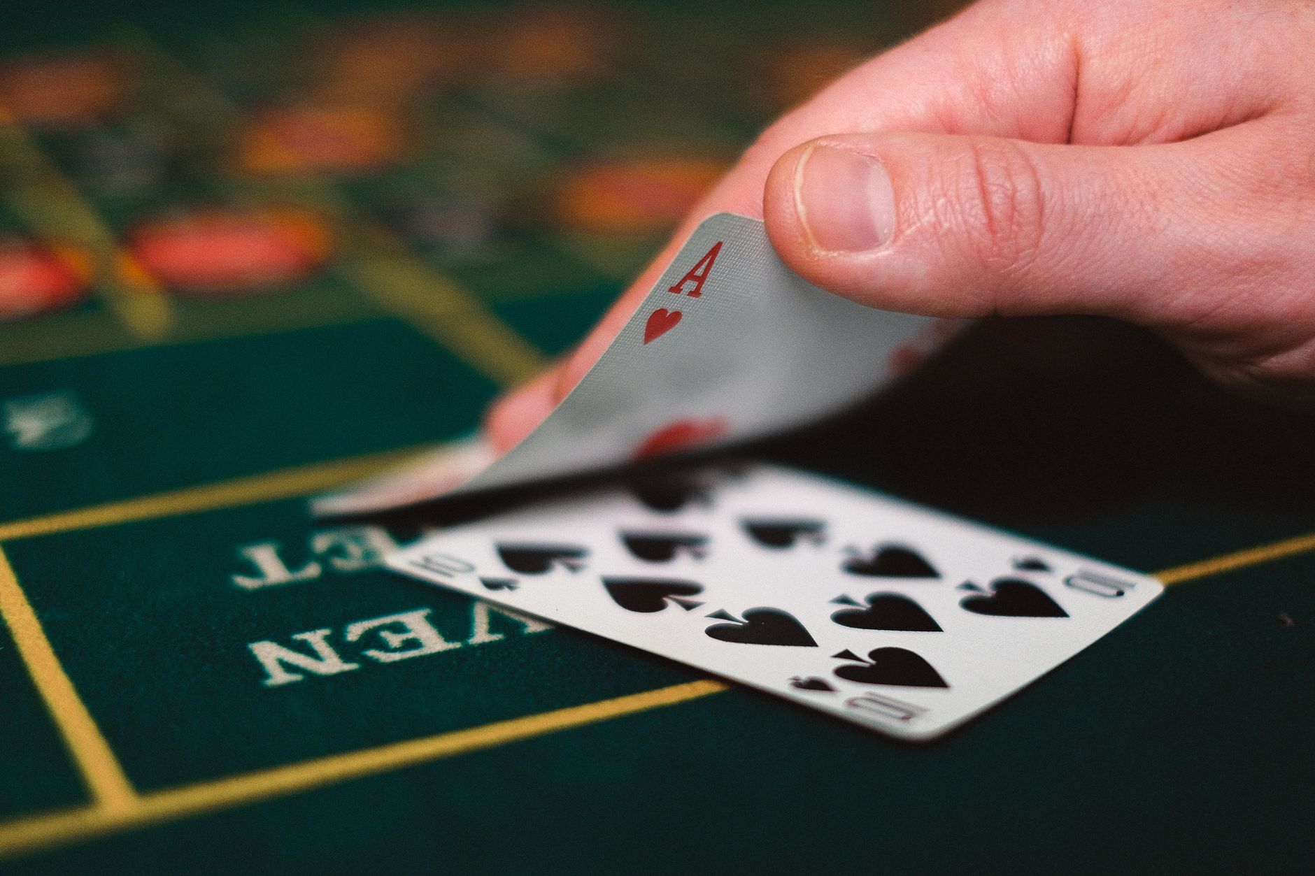 QQPOKER锦标赛盲注结构详解：新手如何适应涨盲节奏（实战示例）