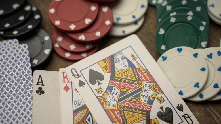 QQPOKER 20BB短码MTT策略：从翻前到翻后的实战技巧