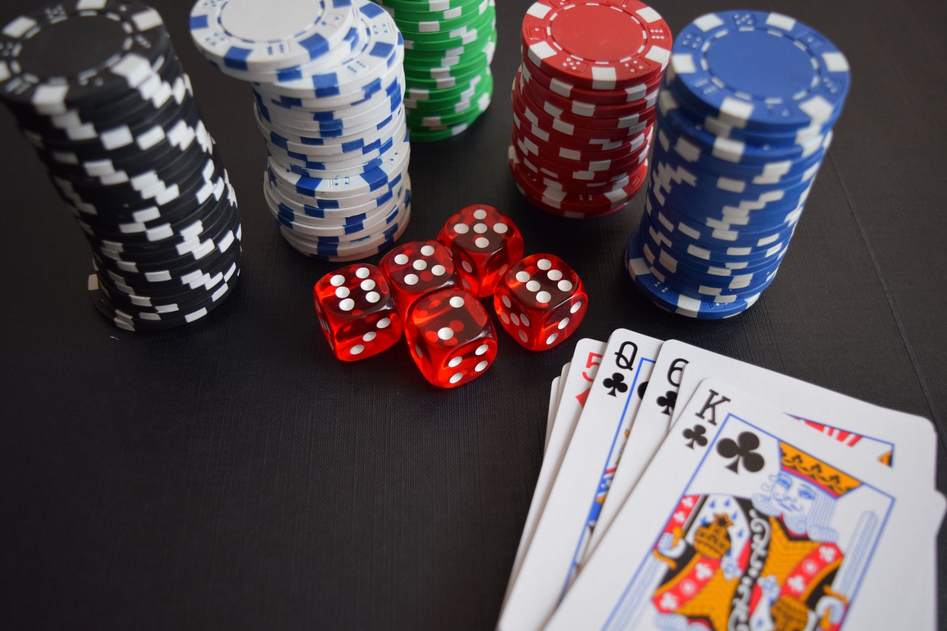 【手机版指南】QQPOKER手机版怎么玩：德州扑克新手入门教程