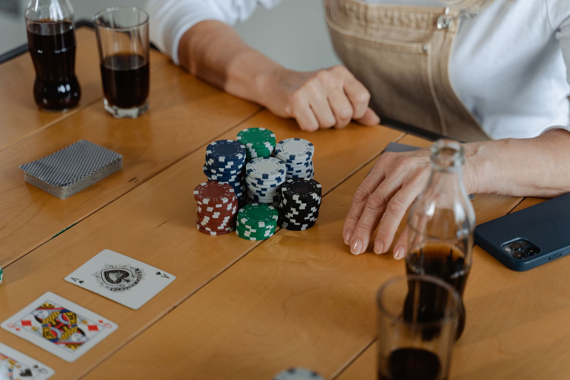 【规则详解】QQPOKER德州扑克公共牌发牌流程:翻牌转牌河牌一次搞懂(要点图解)