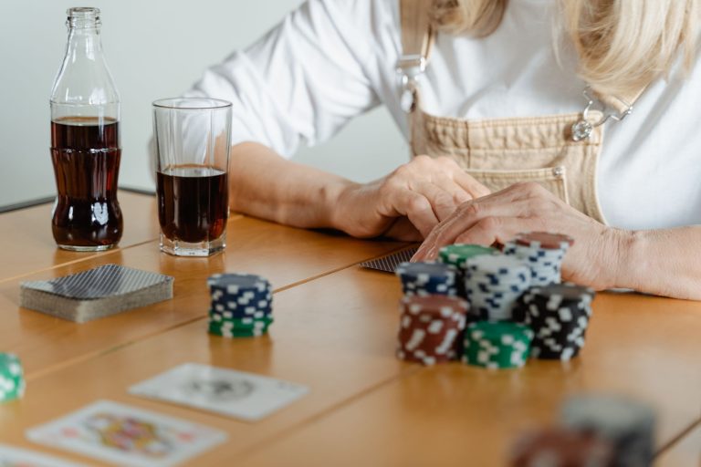 QQPOKER心理博弈技巧：读懂对手的3个关键信号