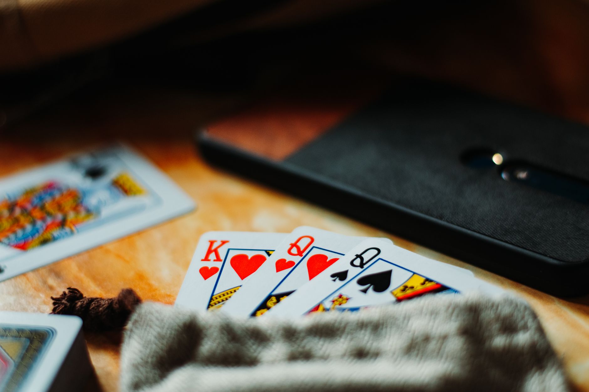 QQPOKER同花连张翻后打法：从听牌到成牌的策略详解（要点图解）