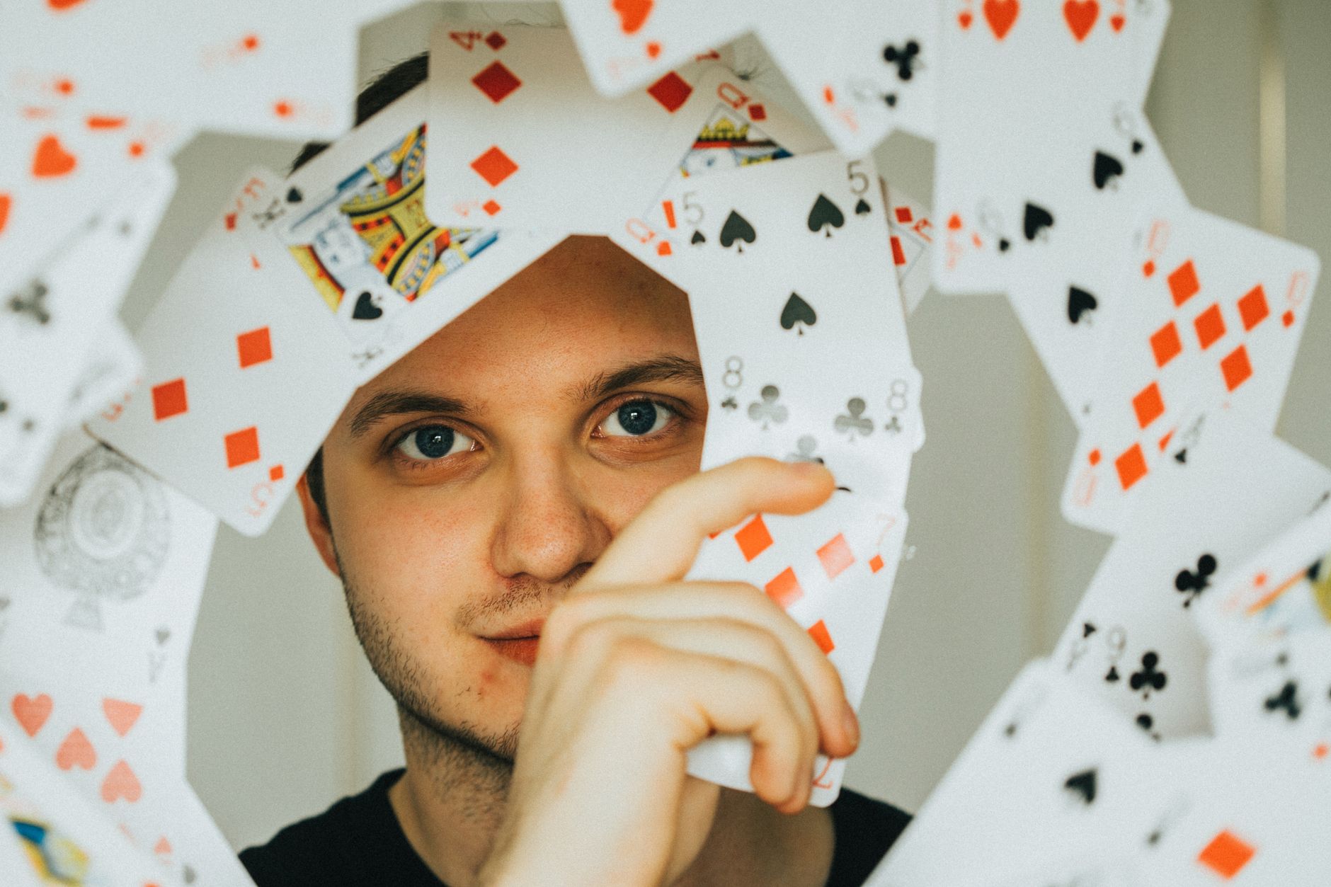 QQPOKER短码MTT提升策略:掌握短筹码生存与提升技巧(实战示例)